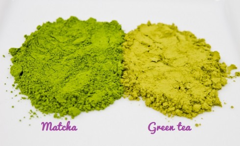 Bột trà xanh matcha Nhật Bản (trái) và bột trà xanh thông thường (phải).