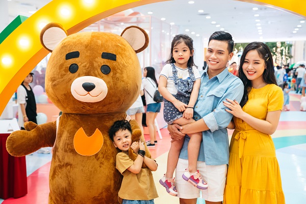 Hãy để con có mùa hè thật rực rỡ khi được vui chơi bên gia đình.