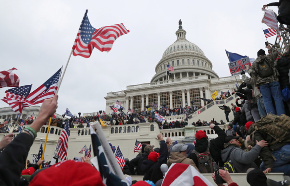   Điện Capitol bị những người quá khích ủng hộ ông Trump chiếm đóng hôm 6-1 - Ảnh: REUTERS  