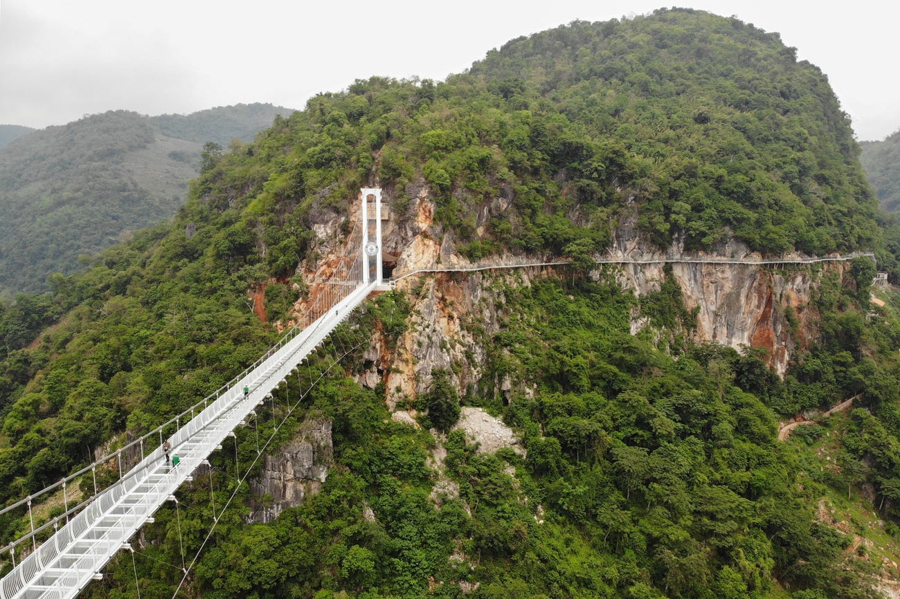 Ngắm cây cầu kính dài 2.000 m dài nhất thế giới tại Việt Nam - Ảnh 4.