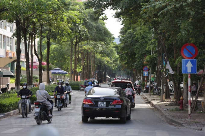 Theo ghi nhận, mặc dù đã có biển chỉ dẫn nhưng các phương tiện vẫn di chuyển ngược xuôi. (Ảnh: Hoài Nam/Vietnam+)