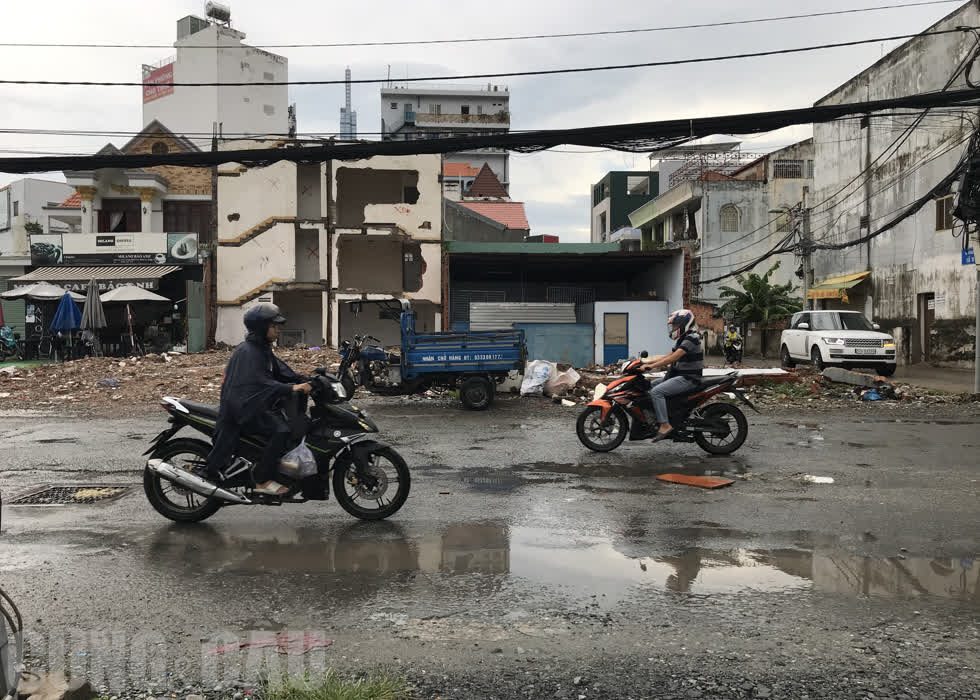 Dự án mở rộng đường Lương Định Của (Quận 2) đang gặp khó khăn khi mặt bằng vẫn chưa được giải tỏa hoàn toàn, người dân di chuyển qua đây hết sức khó khăn. 