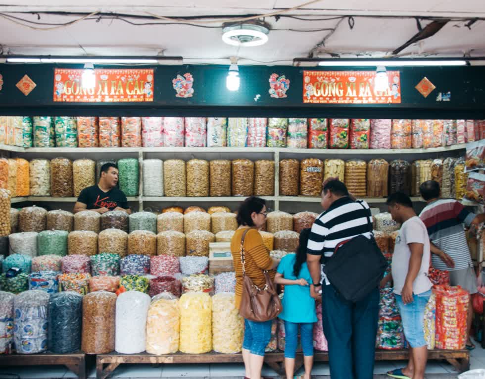   Glodok: Là một phần của khu phố Tàu Jakarta, Glodok được biết đến như trung tâm của hàng hóa giá rẻ, đặc biệt là đồ điện tử. Khu vực này cũng gồm các cửa hàng, nhà hàng và đền thờ lâu đời nhất của thành phố. Khách du lịch có thể trải nghiệm những dịch vụ chất lượng cao như cà phê đá nổi tiếng của Waroeng Tak Kie (có từ năm 1927) và tiệm cắt tóc cổ nhất Jakarta, Ko Tang (thành lập năm 1936). Ảnh: Putu Bagus Susastra Wiguna.  