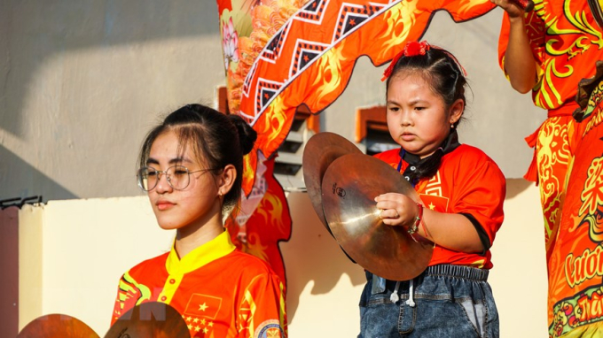 Sau hơn 13 năm cố gắng đổi mới trong các bài múa, nâng dần độ khó trong mỗi kỳ thi, đội lân nữ Tú Anh Đường hiện giữ nhiều kỷ lục Guinness Việt Nam: Đôi nữ VĐV duy nhất Việt Nam múa lân trên mai hoa thung; Đội múa sư tử nữ duy nhất Việt Nam; Đội múa rồng nữ trẻ nhất Việt Nam. (Ảnh: Ánh Tuyết/TTXVN