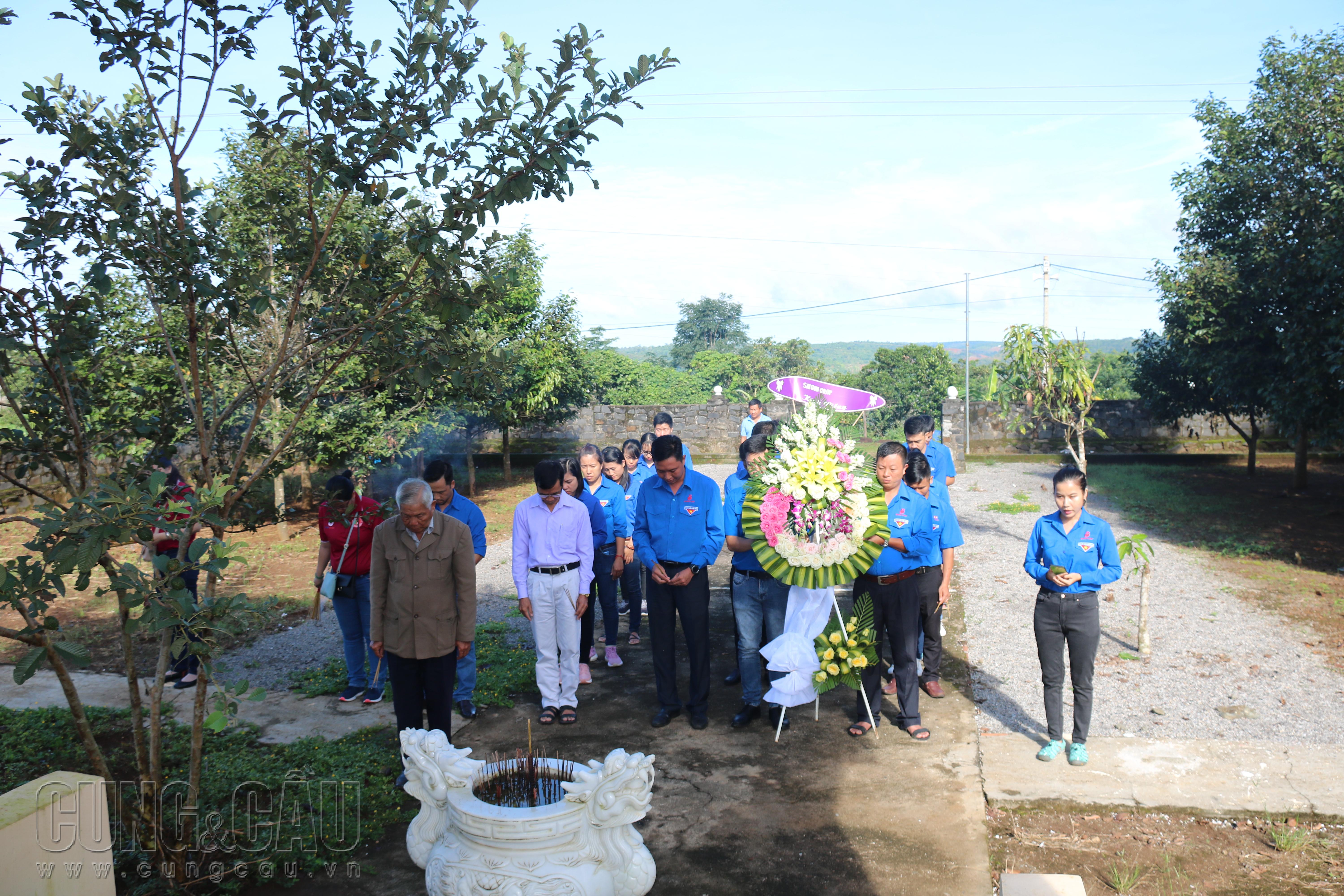 Các bạn Đoàn viên Thanh niên dâng hương tại đài tưởng niệm Khu di tích lịch sử thôn Cây Xoài.