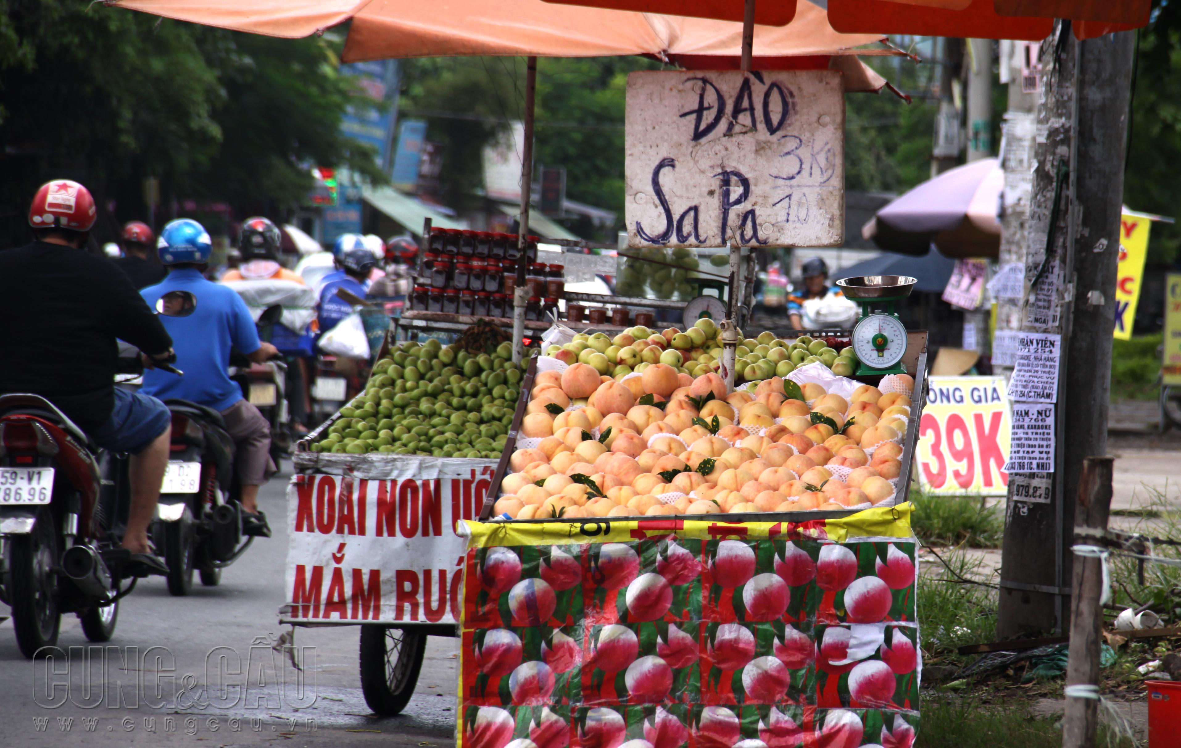 Xe đẩy bán đào tiên trên đường Tô Ký quận 12 với giá lên đến 90.000/kg.