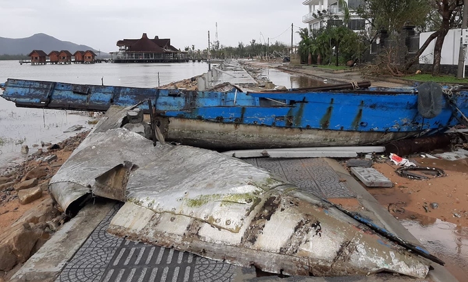 Vỉa hè ở thị trấn Lăng Cô hư hỏng trong bão. Ảnh: Anh Duy 