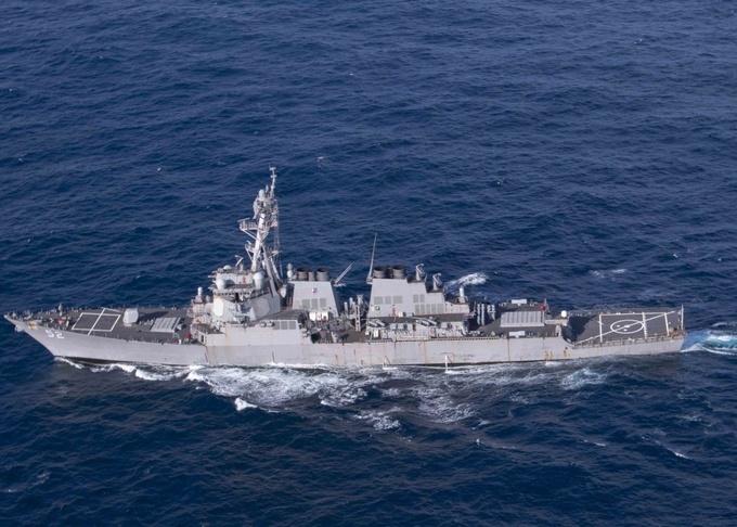   Tàu khu trục USS Barry di chuyển trên biển ngày 28/11/2019. Ảnh: US Navy.  