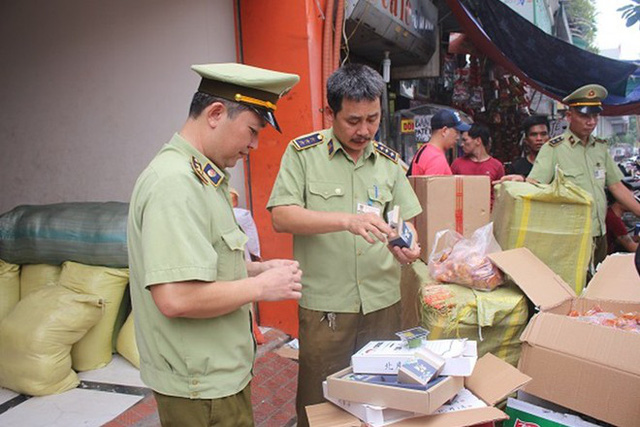 Lực lượng chức năng đang tiến hành kiểm tra số hàng hóa không rõ nguồn gốc.