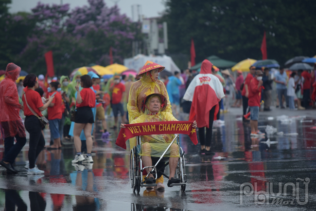 Tinh thần cổ vũ nhiệt huyết của cổ động viên bị đau chân đi phải ngồi xe lăn.