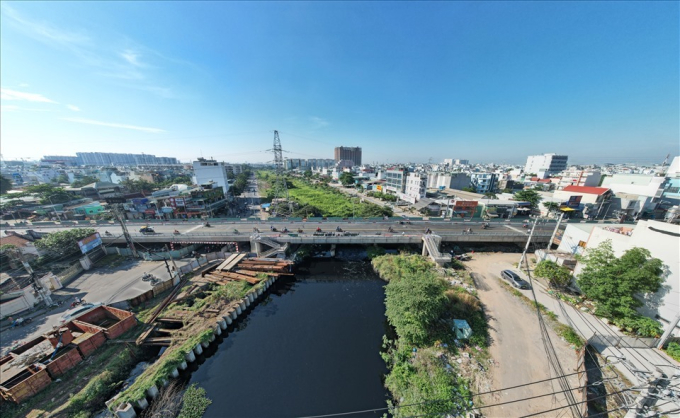   Cầu Bưng trên đường Lê Trọng Tấn, nối hai quận Bình Tân và Tân Phú có tổng mức đầu tư 515 tỉ đồng. Khởi công năm 2017, công trình dài 560 m, trong đó tổng hai nhánh cầu dài 207 m, còn lại là đường dẫn.  Sau 4 năm triển khai, đầu tháng 12.2021 một nhánh cầu Bưng hoàn thành và thông xe. Nhánh thứ hai sẽ đẩy nhanh thi công sau khi mặt bằng được giải toả.  Công trình ngoài thay thế cầu cũ xuống cấp sẽ giải quyết kẹt xe, đồng bộ dự án tiêu thoát nước, giảm ô nhiễm kênh Tham Lương - Bến Cát - Rạch Nước Lên.  