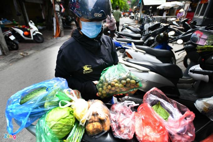           Một khách hàng trong khi mua thực phẩm thiết yếu chọn mua hoa quả về thắp hương. Theo tìm hiểu của phóng viên, năm nay do ảnh hưởng của đại dịch Covid-19, nhiều gia đình không tổ chức cúng dường, lễ nghi phức tạp như trước. Phần lớn họ lễ bái rất đơn giản.          