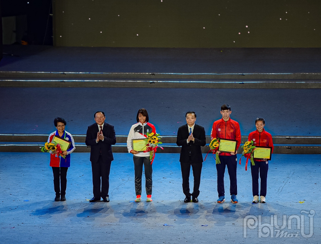 Trao thưởng, vinh danh bốn vận động viên tiêu biểu nhất SEA Games 31 bao gồm: VĐV điền kinh Việt Nam Nguyễn Thị Oanh (3 HCV, phá 1 kỷ lục SEA Games), VĐV điền kinh Thái Lan Joshua Robert Atkinson (4 HCV, phá 1 kỷ lục SEA Games), VĐV bơi lội Việt Nam Nguyễn Huy Hoàng (5 HCV, phá 2 kỷ lục SEA Games) và VĐV bơi lội Jing Wen Quah (6 HCV, phá 1 kỷ lục SEA Games). Và Thủ tướng Phạm Minh Chính tuyên bố bế mạc SEA Games 31.