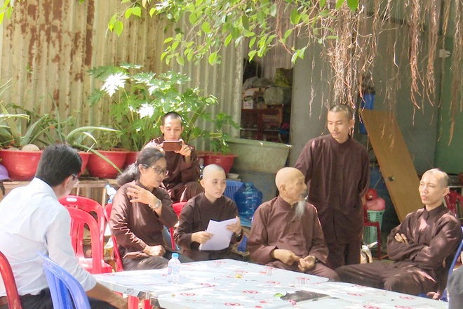 Cơ quan chức năng làm việc với ông Lê Tùng Vân tự phong là Hoà thượng Thích Tâm Đức tại Tịnh Thất Bồng Lai. Ảnh: Zing