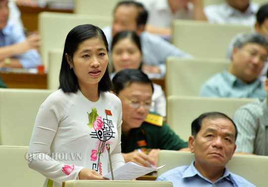  ĐB Trương Thị Yến Linh (Cà Mau): Việc vận chuyển, buôn bán ma túy giờ không tính bằng ký mà tính bằng tấn. Hiện ma túy đã len lỏi khắp nơi, từ đô thị đến nông thôn. Vậy trách nhiệm của Bộ Công an ở đâu?. Ảnh: Quochoi.vn.