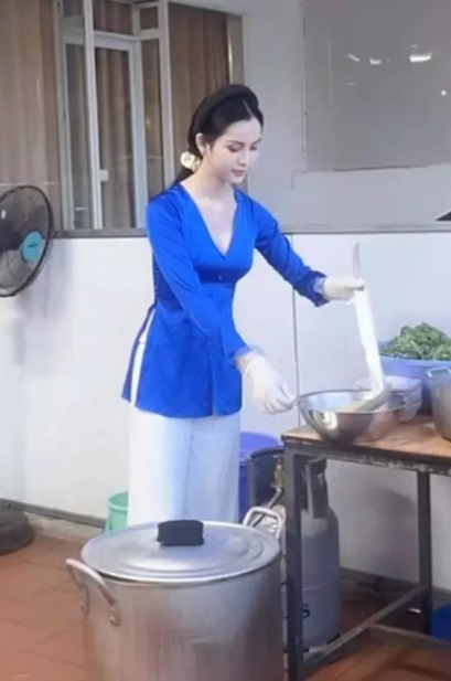 Diện đồ không trùng ngày nào, hot girl bún cá biến cửa hàng thành sàn diễn 