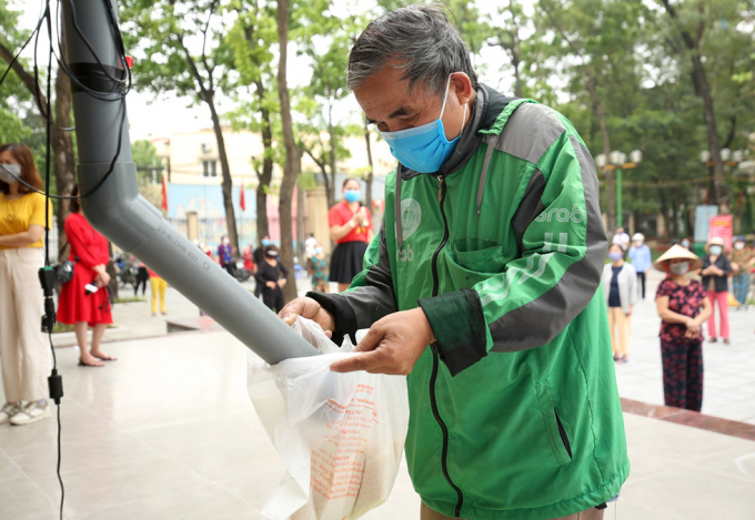 Những người có hoàn cảnh khó khăn giờ đây đã không còn phải lo việc không có gạo ăn trong những ngày dịch. (Ảnh: Trần Cường)