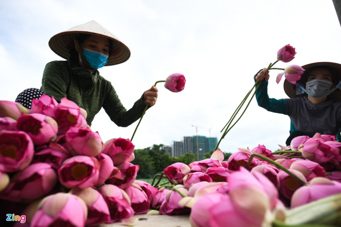           Bà Đàm Chi (bên phải, vợ ông Thành) cho biết: 