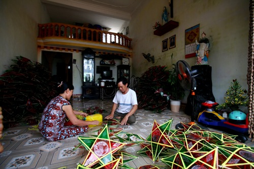 Lồng đèn ông sao đắt hàng, làm không kịp bán