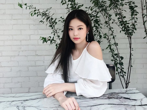 Thành viên tiếp theo của nhóm BLACKPINK lọt top chính là Jennie. a sĩ hiện là Đại sứ thương hiệu (House Ambassador) của nhà mốt Chanel và là đại diện thứ hai của Hàn đảm nhận vị trí này, sau G-Dragon. 