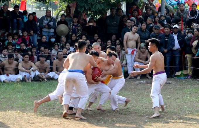 Trận đấu quyết liệt ngay sau tiếng còi khai cuộc.