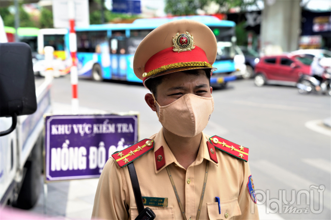 Đại úy Lê Tất Lâm - Cán bộ Đội CSGT Đường bộ số 7, thành viên trong tổ công tác làm nhiệm vụ tại ngã tư Ngô Thì Nhậm - Quang Trung cho biết: 