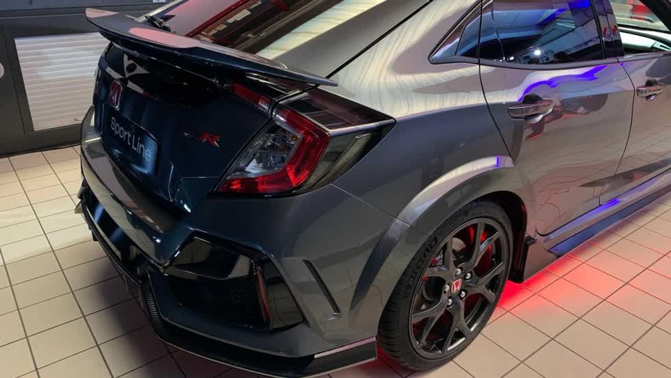 Đuôi xe Honda Civic Type R Sport Line.