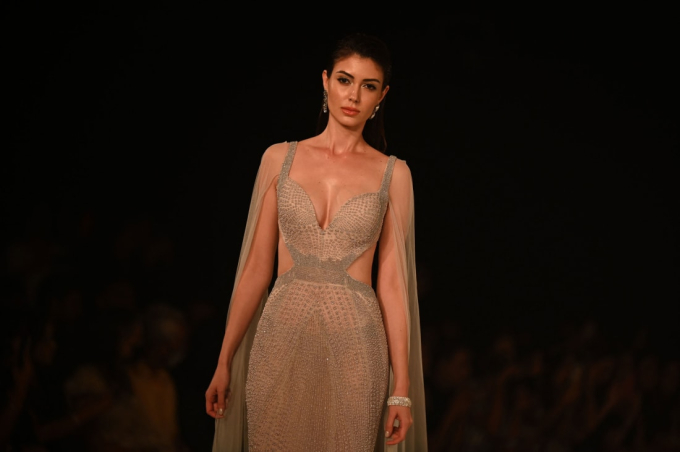 Thiết kế của Rohit Gandhi + Rahul Khanna tại ICW New Delhi (Ảnh:AFP/Getty Images)