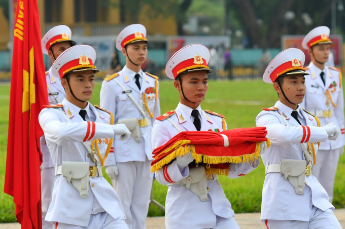  Ba chiến sĩ hồng kỳ nghiêm trang bước lên bục chuẩn bị thực hiện các nghi thức chính.