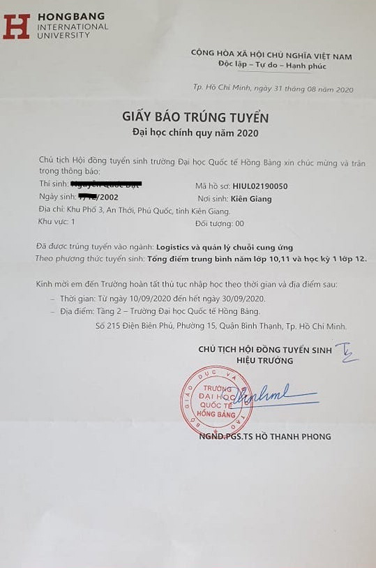 Gần 200 học sinh cùng trường nhận giấy báo trúng tuyển của Đại học Quốc tế Hồng Bàng. Ảnh: Tuổi trẻ