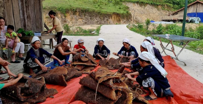 Niềm vui thu hoạch sáp ong của bà con bản Hoài Khao, Quang Thành, Nguyên Bình: Ảnh Người dân cung cấp.