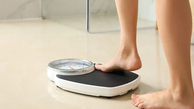 Chàng trai hoàn toàn lột xác, trông trẻ ra đến 20 tuổi, giảm 50kg sau 1 năm nhờ kiên trì thay đổi một thói quen ăn uống