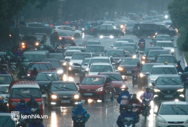   Nhiều tuyến đường trên địa bàn TP xảy ra ùn ứ, các phương tiện ô tô liên tục phải bật đèn cảnh báo, trong khi đó các phương tiện xe máy, xe đạp không thể di chuyển nhanh bởi mưa lớn táp vào mặt người điều khiển  