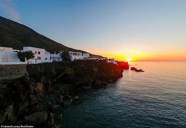 Căn biệt thự nằm ở đảo Stromboli (Ý) trông ra biển và chỉ có thể tiếp cận bằng cách đi thuyền hoặc ngồi trực thăng. Đây chỉ là một trong số những tài sản lớn mà hai người cùng sở hữu.