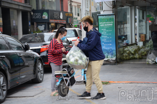   Nhân viên điểm giải cứu rất tận tình giúp đỡ người dân mua nông sản.  