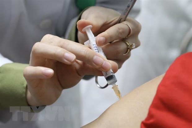   Tiêm thử nghiệm vaccine Nano Covax cho tình nguyện viên. (Ảnh: Minh Quyết/TTXVN)  