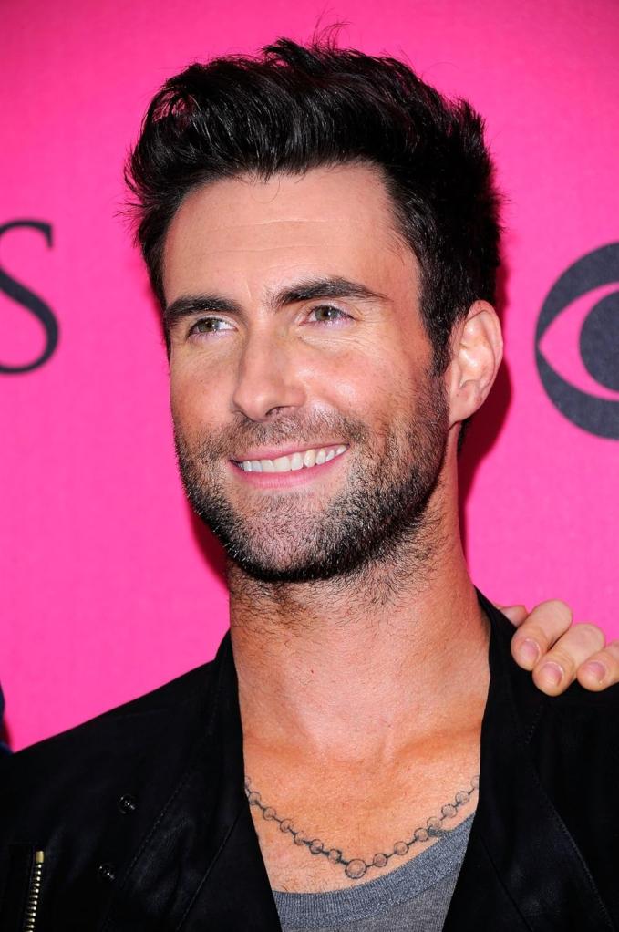 Adam Levine sở hữu vẻ ngoài bảnh bao, nụ cười rạng rỡ cũng thần thái vô cùng cuốn hút