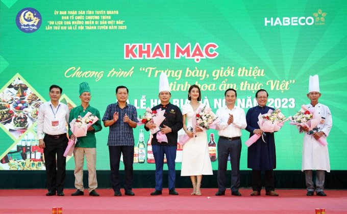 Nghệ nhân ẩm thực Lê Văn Khánh ( áo đen,đứng giữa) tại Lễ khai mạc Lê hội Thành Tuyên