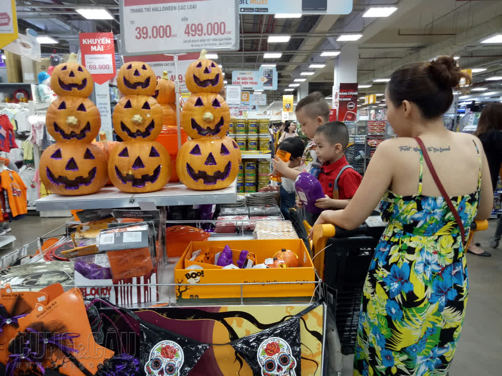 Các đồ trang trí Halloween có giá từ 39.000-499.000 đồng/tùy loại.