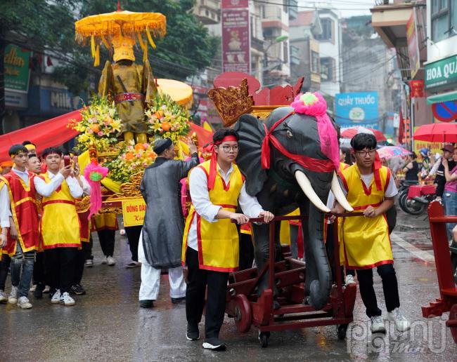 Bà chúa tàu khoảng 50 tuổi, phải là người giỏi múa hát, gia đình song toàn. Cái tàu và con tàu là gái thanh tân từ 13 – 16 tuổi, gia đình gia giáo, bản thân ngoan ngoãn, hát hay, múa giỏi. Khi biểu diễn, bà chúa tàu đánh thanh la, 2 cái tàu lĩnh xướng và các con tàu hát họa theo. Phía sau là đôi voi với hai quản tượng có nhiệm vụ thổi tù và làm hiệu.