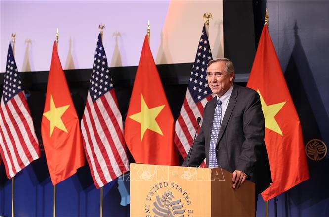 Thượng nghị sĩ Hoa Kỳ Jeff Merkley phát biểu tại buổi lễ. 