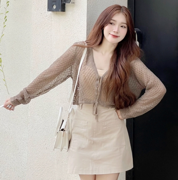 Cardigan buộc dây dáng crop top có thể mix cùng chân váy ngắn nếu bạn theo style năng động, trẻ trung; còn nếu muốn ghi điểm nữ tính, ngọt ngào thì bạn có thể mix item này với váy liền dáng dài