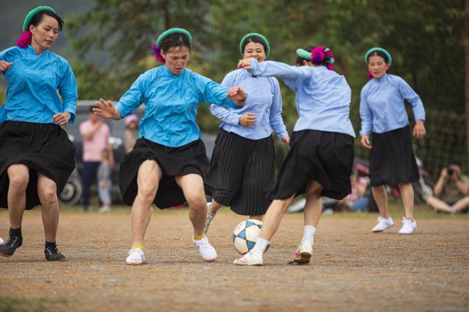 Nhưng các chị em cũng vào bóng, tranh bóng quyết liệt không thua bất kỳ cầu thủ nam nào 