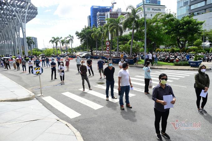 Một lãnh đạo ban điều phối tiêm vắc xin nơi đây cho biết, điểm tiêm tại trung tâm Hội chợ và Triển lãm Sài Gòn được chia thành 4 đội, mỗi đội tiêm cho khoảng 200 người. Người đến tiêm được hướng dẫn ghi đầy đủ thông tin, xếp hàng giữ khoảng cách.