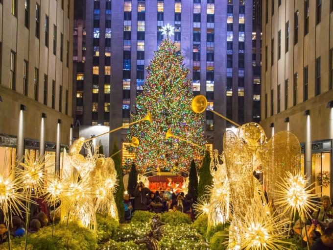 Một trong những cây thông Noel nổi tiếng nhất thế giới nằm tại trung tâm Rockefeller, New York, Mỹ với hơn 50.000 chiếc đèn LED