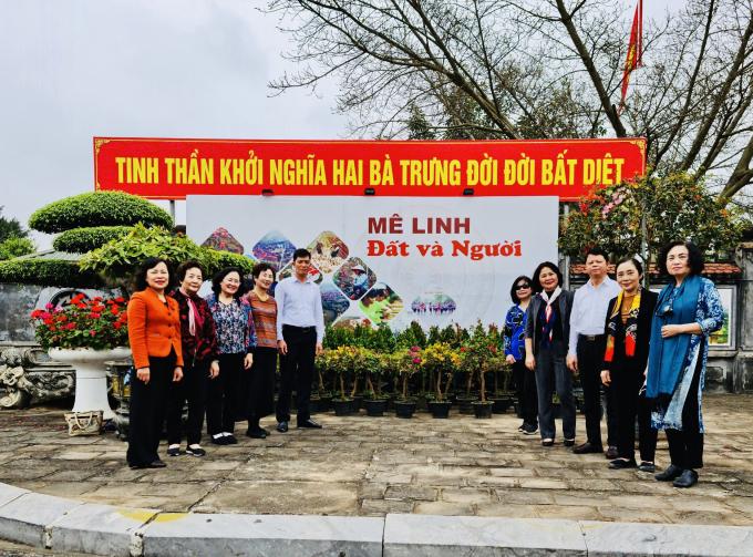 Lãnh đạo Hội Nữ trí thức Việt Nam bàn giao trên 100 chậu hoa cho Trưởng Ban quản lý Đền và đại biện UBND huyện Mê Linh