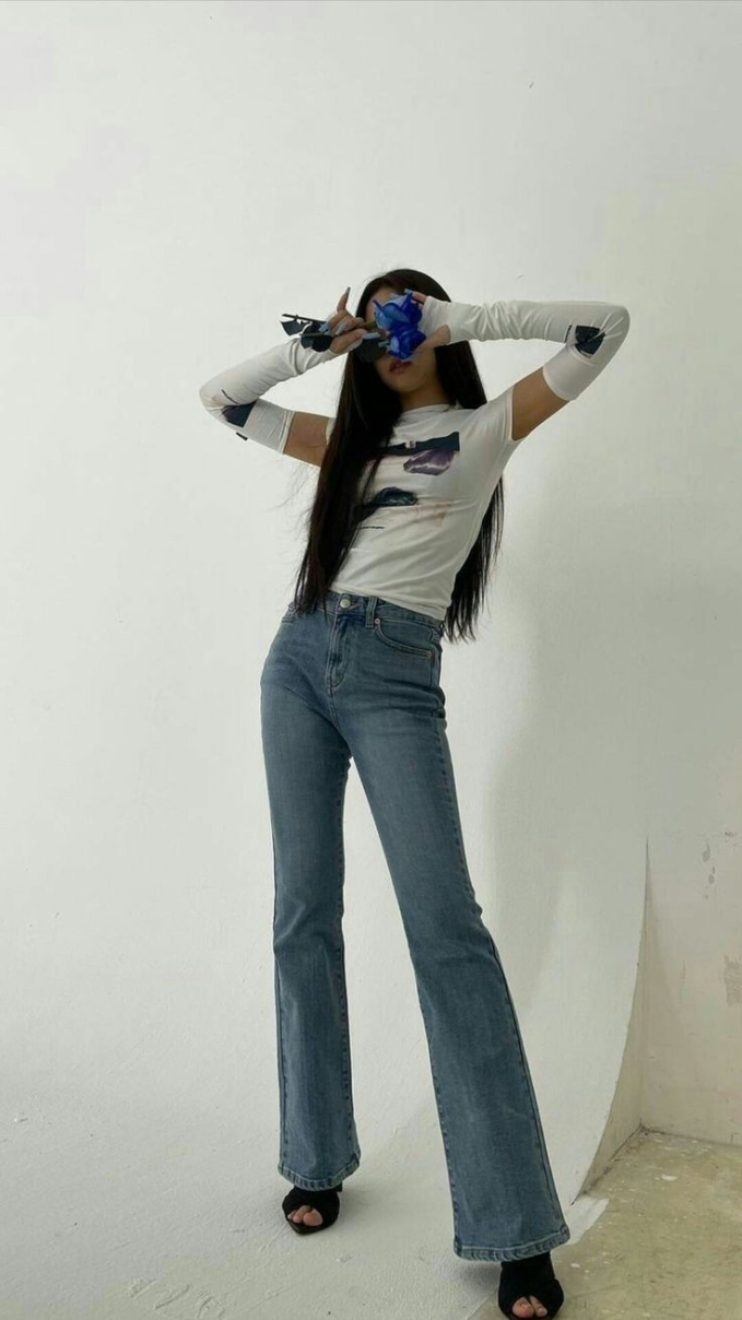   Mẫu quần jeans ống loe màu xanh được Jennie diện trong một buổi chụp hình cũng được nhiều chị em ''săn tìm''. Xét về phom dáng, em quần này có thể che đi những nhược điểm trên cơ thể như chân cong và bắp chân to. Phần cạo cao của quần sẽ có tác dụng nâng hông và kéo dài tỷ lệ của thân dưới. Do vậy, khi diện mẫu quần này lên người, Jennie trông cao hơn ít nhất 5cm.   