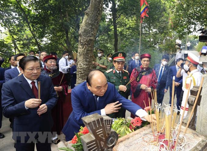 Chủ tịch nước Nguyễn Xuân Phúc cùng Lãnh đạo Đảng, Nhà nước dâng hương tại Lăng Vua Hùng. (Ảnh: Thống Nhất/TTXVN)