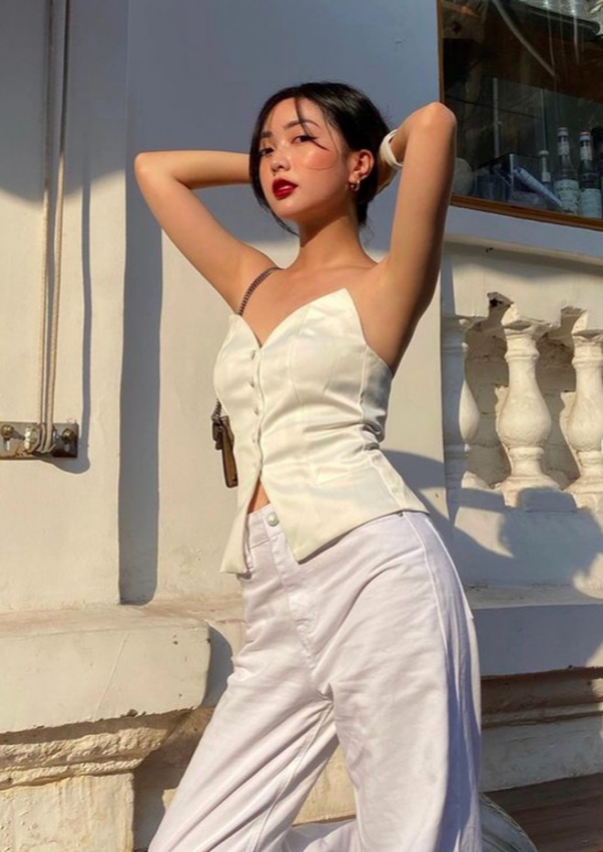 Outfit thường ngày của cô nàng diện cũng triệt để khoe eo. 