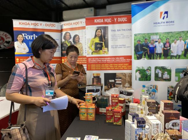 Tại Hội nghị, rất nhiều doanh nghiệp khởi nghiệp đổi mới sáng tạo đã tới tham gia giới thiệu công nghệ, sản phẩm là thành quả từ các nghiên cứu khoa học